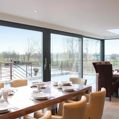 6 Bedroom Lovely In